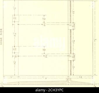 . Querbinderformen und Schienenbefestigungen mit besonderer Bezugnahme auf behandelte Hölzer. Gut. FORMEN VON PLATTEN. Die meisten Platten wurden mit der Idee, an den tieso verankert, um die Kommunikation der Bewegung der Schiene auf die Platte zu verhindern gemacht. Als Ergebnis haben wir eine große Anzahl von verschiedenen Formen der Platte- mit Zapfen, Dornen, oder Flansche auf dem Boden, die. Fi&lt;;. 51. – Zuganklatschplatte im Einsatz bei der Southern Pacific Railroad. Werden entweder durch das Gewicht der vorbeifahrenden Ladung in die Zuganklatsche gedrückt oder bevor die Schiene gelegt wird. Die Einwände, die gegen die Krawattenplatten erhoben worden sind, sind in erster Linie: Stockfoto