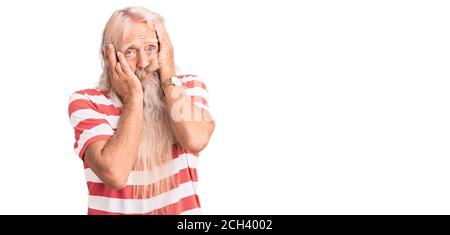 Alter älterer Mann mit grauem Haar und langem Bart trägt gestreiftes T-Shirt müde Hände, die Gesicht, Depression und Traurigkeit, aufgeregt und gereizt wegen des Problems Stockfoto