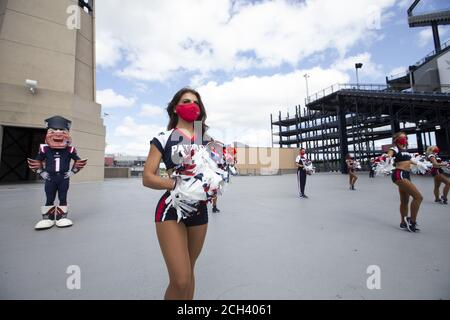 Foxborough, Usa. September 2020. Cheerleader der New England Patriots tanzen am Sonntag, den 13. September 2020, vor dem Spielbeginn gegen die Miami Dolphins im Gillette Stadium in Foxborough, Massachusetts. Patrioten besiegten die Delfine 21-11. Fans durften das Stadion im Rahmen des New England Patriots COVID-19 Protokolls nicht betreten. Foto von Matthew Healey/UPI Kredit: UPI/Alamy Live Nachrichten Stockfoto