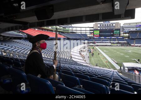 Foxborough, Usa. September 2020. Joe Paluzzi, Mitglied der New England Patriots Endzone Miliz, schaut vor dem Spielbeginn gegen die Miami Dolphins im Gillette Stadium in Foxborough, Massachusetts, am Sonntag, 13. September 2020 von den leeren Ständen aus. Patrioten besiegten die Delfine 21-11. Fans durften das Stadion im Rahmen des New England Patriots COVID-19 Protokolls nicht betreten. Foto von Matthew Healey/UPI Kredit: UPI/Alamy Live Nachrichten Stockfoto