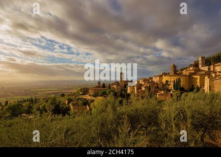 Blick auf die Altstadt von Assisi alten Gebäuden und in der Nähe Landschaft bei Sonnenuntergang mit schönen Wolken Stockfoto