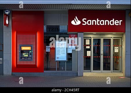 Santander Bank in der High Street in Wickford, Essex. VEREINIGTES KÖNIGREICH. Die Bank ist nun geschlossen (2021). Stockfoto