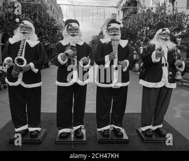 Musiker Street Performance, Männer in Santa Claus Kostüme spielen Musik auf einer Straße von Lima, Peru, Südamerika Stockfoto