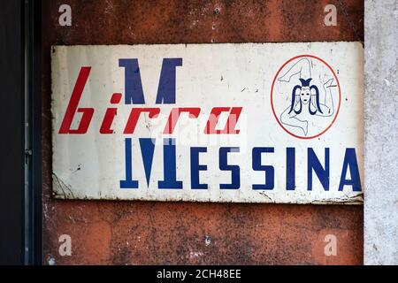 Birra Messina Handelszeichen. Authentisches, Vintage-Zeichen des berühmten sizilianischen Bieres auf einem Restaurant Eingang platziert Stockfoto