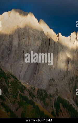 Wetterstation auf dem Gipfel des Mount Bourgeau, Banff National Park, Alberta, Kanada. Stockfoto