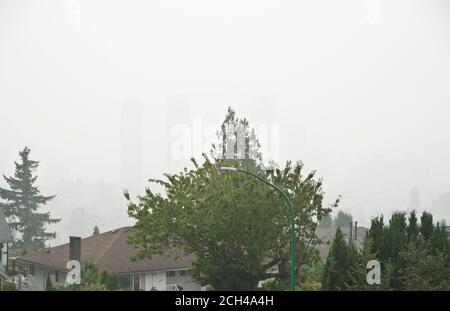 Burnaby, British Columbia, Kanada (Metro Vancouver). 13. September 2020. Rauch von Waldbränden im Süden (im Staat Washington und Oregon) füllt die Luft und verdunkelt den Blick auf Hochhäuser in der Ferne. Der dicke Rauch hat Metro Vancouver mehrere Tage lang verblechtet, was Empfehlungen zur Luftqualität gab und Vancouver zu einer der Städte mit der schlechtesten Luftqualität der Welt machte. Stockfoto