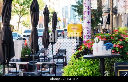 Restaurants mit gehobener Küche im Freien, mit Desinfektionsmitteln und Werkzeugen in der Nähe des Sitzbereichs, in den Gebieten Forest Hill/Rosedale entlang der Yonge Street, Toronto, während der covid-19 Pandemie im Sommer und Herbst 2020. Selektiver Fokus Stockfoto