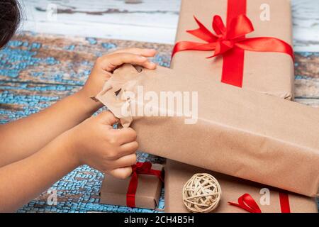 Kleines Mädchen öffnen präsentiert am Weihnachtstag Stockfoto