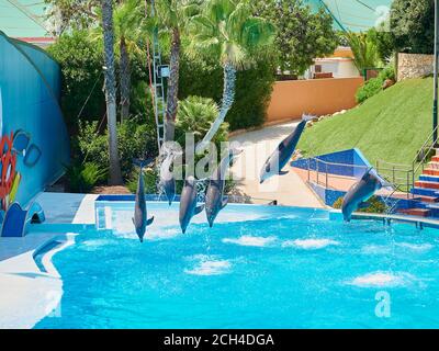 Delfine springen aus dem Wasser auf dem Pool des Zoo Marina, Albufeira, Portugal Stockfoto