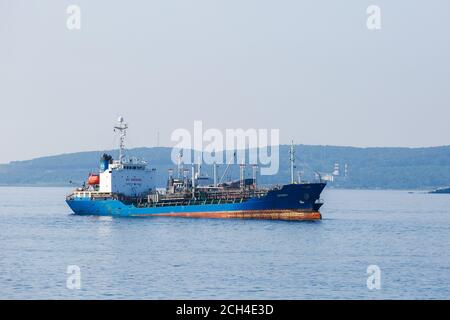Ein Handelsschiff steht auf der Straßenstead in der Golden Horn Bay in Wladiwostok Stockfoto