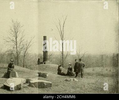 . Belagerung und Verteidigung von Vicksburg und der Vicksburg National Military Park . w 1 i U .: Y Kapitulation Monument- Wo sich die Generäle Grant und Pembcrton am Nachmittag des Dienstes 3 trafen, blieb tSdj.9 10 auf dem Kamm des ersten Kamm vor dem einen hinter dem die Linie gebildet wurde, stehen und fing an zu feuern; Das Bataillon der 13. U. SInfanterie und der 116. Illinois schob sich nahe an die Stockade Redanand an die Stockade westlich dieser Arbeit, einige Männer des Bataillons in den Graben auf der Nordwand der redan; Die 113th Illinois (Ablösung) und die 6. Missouri vorgerückt in der Nähe derStockade und t Stockfoto