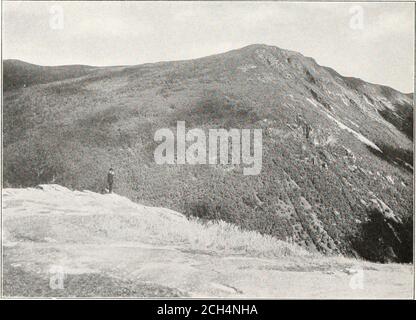 . The White Mountains of New Hampshire : im Herzen des Landes Spielplatz . em der Nahrung und Schlaf wird leicht von den Eigentümern der Bauernhäuser erfüllt, wenn man weg vom Hotel Bezirk ist. Es gibt keine Berggipfel, Kerbe, Schlucht, Tal, See, Bach, Eishöhle, Grat, Golf, übersehen, Abgrund, Wasserfall, Dorf, Holzlager oder Einsiedlerhütte, die der Tramper nicht erreichen oder erkunden kann. Lostrivers sind nicht mehr verloren, wenn er die Spur nimmt; und auch der Winter, mit fünf oder sechs Fuß Schnee und seine Temperatur von 25 Grad unter Null, hat keine Schrecken für ihn, denn er einfach seine Schneeschuhe, wie th dons Stockfoto