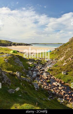 Camping-Zelte in Ceannabeeine Beach (traigh allt chailgeag) in den schottischen Highlands. North Coast 500, Durness, Sutherland, Schottland Stockfoto