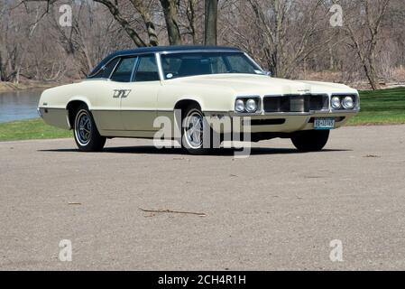 1970 Thunderbird Landau Limousine vor drei Viertel Blick im Park entlang Fluss Stockfoto