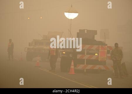 Mehama, USA. September 2020. Mitglieder der Nationalgarde überwachen am 13. September 2020 einen Kontrollpunkt, der den Zugang nach Westen auf der Route 22 in Mehama, Oregon, in der Nähe der Grenze des Beachie Creek Feuers blockiert. (Foto: Alex Milan Tracy/Sipa USA) Quelle: SIPA USA/Alamy Live News Stockfoto