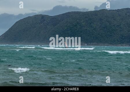 Windsurfer an stürmischen Wintertagen Stockfoto