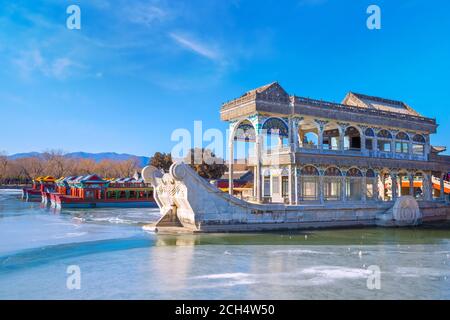 Beijing, China - Jan 13 2020: Marble Boat (AKA Boot of Purity and Ease) ist ein Pavillon am See des Pekinger Sommerpalastes, der erstmals 1755 errichtet wurde Stockfoto