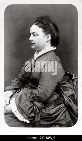 1872 c. , FRANKREICH : die französisch ELIZABETH DE LA CROIX DE CASTRIES MAC MAHON Duchesse de MAGENTA ( 1834 - 1900 ), verheiratet mit Marshall PATRICE de MAC-MAHON Duc de MAGENTA ( 1808 - 1893 ). Foto von Eugène Appert ( 1830 - 1890 c. ), Paris. - ritratto - Portrait - FOTO STORICHE - GESCHICHTE - Lizenzgebühren - reali - nobili - Adel - nobili - nobiltà francese - FRANCIA - FRANKREICH - Duchessa - Herzogin - Duke - chignon - MODE - MODA FEMMINILE - '800 - 800 's - OTTOCENTO --- Archivio GBB Stockfoto