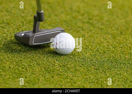 Golfball in der Hand des Golfspielers. Stockfoto