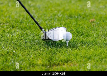 Golfball in der Hand des Golfspielers. Stockfoto