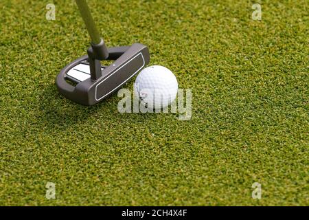 Golfball in der Hand des Golfspielers. Stockfoto