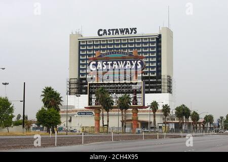 Las Vegas, Nevada, USA - Oktober 2005: Archivansicht von Castaways Hotel, Casino und Schild während des Abrisses. Das Gebäude befand sich in der Fremont Street 2800. Stockfoto