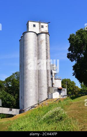 Hennepin, Illinois, USA. Eine landwirtschaftliche Genossenschaft in einer kleinen Gemeinde im Zentrum von Illinois an einem Ufer des Illinois River. Stockfoto