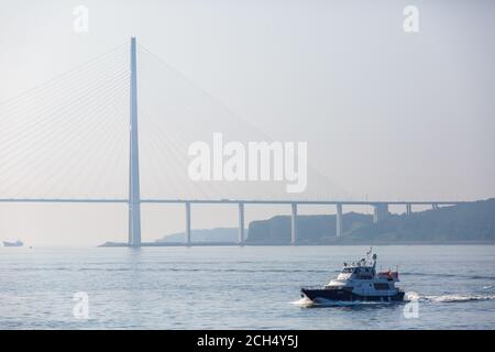 Sommer 2016 - Wladiwostok, Russland - EIN Boot der Küstenwache fährt mit hoher Geschwindigkeit durch das Wassergebiet von Wladiwostok Stockfoto