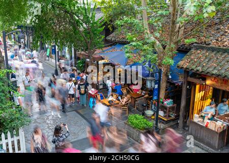 Hochwinkelansicht der breiten und schmalen Allee in Chengdu, China Stockfoto
