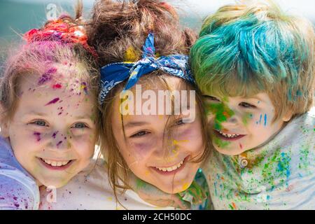 Bemalte Kinder Gesicht auf bunten Hintergrund holi, Nahaufnahme. Festival der Farben. Kinder zeichnet Farben. Stockfoto