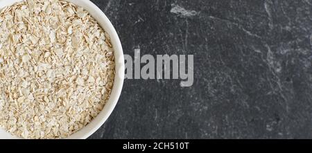 Instant Haferflocken oder Instant Hafer, gesund und lecker in einer Schüssel serviert Stockfoto
