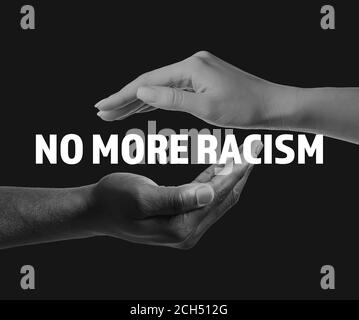 Hände der kaukasischen und afroamerikanischen Menschen und Text NICHT MEHR RASSISMUS auf dunklem Hintergrund Stockfoto