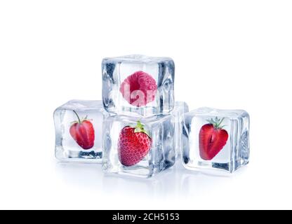 Eiswürfel mit Erdbeeren und Himbeere auf weißem Hintergrund Stockfoto