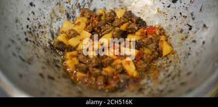 Kochen Hühnerleber und Kartoffeln , lecker und lecker Stockfoto