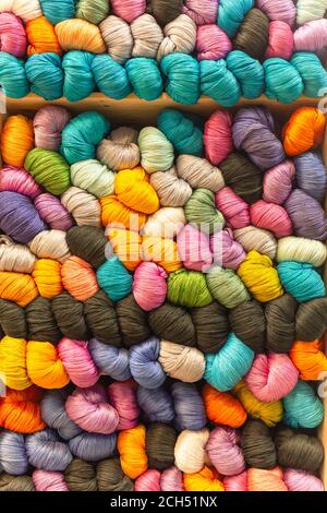 Vertikale mehrfarbige Baumwolle Material Hintergrund Textur Bild. Stockfoto