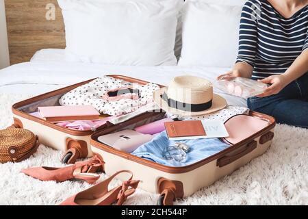 Frau Verpackung Koffer für die Reise zu Hause Stockfoto