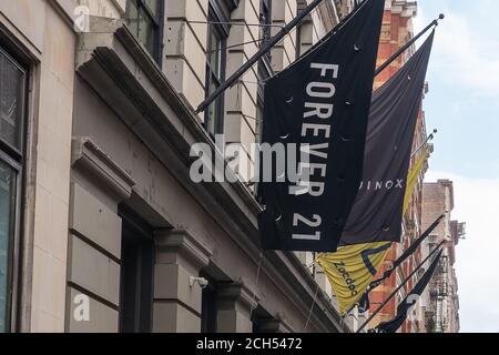 NEW YORK, NY - SEPTEMBER 13: Forever 21 Logo und Geschäft gesehen in der SOHO Nachbarschaft am 13. September 2020 in New York City. Stockfoto