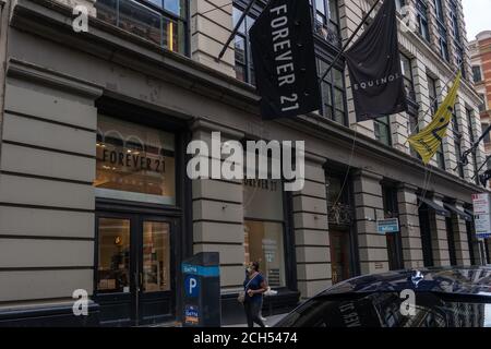 NEW YORK, NY - SEPTEMBER 13: Forever 21 Logo und Geschäft gesehen in der SOHO Nachbarschaft am 13. September 2020 in New York City. Stockfoto