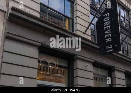 NEW YORK, NY - SEPTEMBER 13: Forever 21 Logo und Geschäft gesehen in der SOHO Nachbarschaft am 13. September 2020 in New York City. Stockfoto