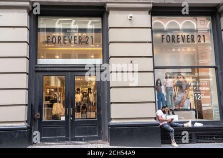 NEW YORK, NY - SEPTEMBER 13: Forever 21 Logo und Geschäft gesehen in der SOHO Nachbarschaft am 13. September 2020 in New York City. Stockfoto