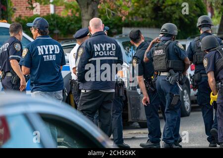 New York, Usa. September 2020. NYPD-Offiziere auf der Schießszene gesehen. Die Polizei vom 109th Precinct, Queens, reagierte auf eine Auseinandersetzung zwischen einem Mann und einer Frau in einer Residenz in College Point.Verdächtiger feuerte bei der Ankunft von NYPD-Polizisten, feuerte aber nicht zurück. Verdächtiger ergab sich schließlich und brachte in den Bezirk. Kredit: SOPA Images Limited/Alamy Live Nachrichten