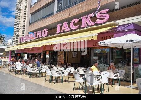 Benidorm, Spanien. September 2020. Blick auf die Jumping Jacks Bar mit wenigen Menschen inmitten der Krise des Coronavirus (COVID-19).als Spanien im März einsperrte, um das Coronavirus zu verlangsamen, genossen etwa 25,000 britische Touristen die Strände und Bars des Ferienortes Benidorm an der Costa Blanca. Die örtlichen Beamten befahlen schnell, dass die Hotels ihre Türen schließen sollten, und als die Besucher ihre Koffer packten und zum Flughafen strömten, ging die Tourismusindustrie der Stadt mit ihrem Lebenselixier zusammen mit dem Rest des Landes in den Winterschlaf. Kredit: Juan Zamora/SOPA Images/ZUMA Wire/Alamy Live Nachrichten Stockfoto