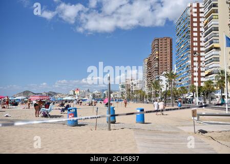 Benidorm, Spanien. September 2020. Menschen, die am Levante Strand inmitten der Coronavirus (COVID-19) Krise genießen.als Spanien im März einsperrte, um das Coronavirus zu verlangsamen, genossen ungefähr 25,000 britische Touristen die Strände und Bars des Costa Blanca Resorts von Benidorm. Die örtlichen Beamten befahlen schnell, dass die Hotels ihre Türen schließen sollten, und als die Besucher ihre Koffer packten und zum Flughafen strömten, ging die Tourismusindustrie der Stadt mit ihrem Lebenselixier zusammen mit dem Rest des Landes in den Winterschlaf. Kredit: Juan Zamora/SOPA Images/ZUMA Wire/Alamy Live Nachrichten Stockfoto