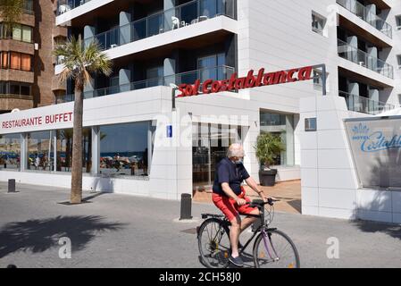 Benidorm, Spanien. September 2020. Ein Radfahrer fährt an einem Hotel Sol Costablanca am Levante-Strand vorbei, inmitten der Krise des Coronavirus (COVID-19).als Spanien im März das Coronavirus einsperrte, genossen etwa 25,000 britische Touristen die Strände und Bars der Costa Blanca in Benidorm. Die örtlichen Beamten befahlen schnell, dass die Hotels ihre Türen schließen sollten, und als die Besucher ihre Koffer packten und zum Flughafen strömten, ging die Tourismusindustrie der Stadt mit ihrem Lebenselixier zusammen mit dem Rest des Landes in den Winterschlaf. Kredit: Juan Zamora/SOPA Images/ZUMA Wire/Alamy Live Nachrichten Stockfoto