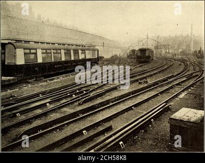 . Die Straßenbahnzeitung . des regularbritischen Eisenbahntyps, 90 lbs. Stierköpfig. Gefederte Fugen werden verwendet und zwischen den Gleisen wird Ballast verwendet. Die Kontaktwege sind rechteckig in der Sektion und an den Seiten eingekerbt, so entzündlich. Die gesamte Röhre wurde auch mit einem System von elektrischer Beleuchtung ausgestattet, elektrische Lampen werden an Inter-vals von 40 ft. Platziert, diese Lampen werden durch eine völlig unterschiedliche Stromquelle von den Kabeln versorgt, die den Antrieb für den Betrieb der Züge liefern. Das Signalsystem ist das als Westinghouseelectropneumatische Automatik bekannt, und ist ähnlich Stockfoto