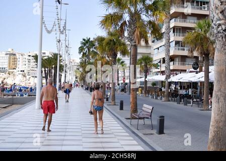 Benidorm, Spanien. September 2020. Menschen, die entlang der Promenade von Benidorm spazieren, inmitten der Krise des Coronavirus (COVID-19).als Spanien im März das Coronavirus verlangsamte, genossen etwa 25,000 britische Touristen die Strände und Bars des Ferienortes Benidorm an der Costa Blanca. Die örtlichen Beamten befahlen schnell, dass die Hotels ihre Türen schließen sollten, und als die Besucher ihre Koffer packten und zum Flughafen strömten, ging die Tourismusindustrie der Stadt mit ihrem Lebenselixier zusammen mit dem Rest des Landes in den Winterschlaf. Kredit: Juan Zamora/SOPA Images/ZUMA Wire/Alamy Live Nachrichten Stockfoto