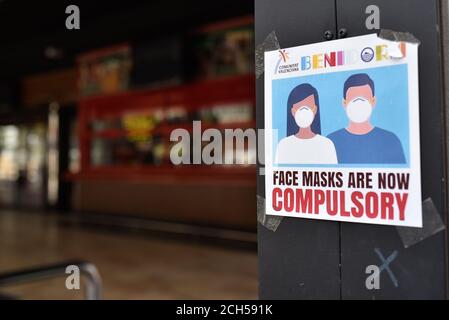 Benidorm, Spanien. September 2020. Am Eingang eines Freizeitveranstalters in Benidorm ist ein Schild mit der Aufschrift "Gesichtsmaske ist jetzt Pflicht" zu sehen.als Spanien im März das Coronavirus verlangsamte, genossen rund 25,000 britische Touristen die Strände und Bars des Ferienortes Benidorm an der Costa Blanca. Die örtlichen Beamten befahlen schnell, dass die Hotels ihre Türen schließen sollten, und als die Besucher ihre Koffer packten und zum Flughafen strömten, ging die Tourismusindustrie der Stadt mit ihrem Lebenselixier zusammen mit dem Rest des Landes in den Winterschlaf. Kredit: Juan Zamora/SOPA Images/ZUMA Wire/Alamy Live Nachrichten Stockfoto