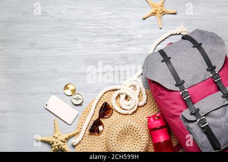 Set von Reisenden Accessoires auf Holzhintergrund Stockfoto