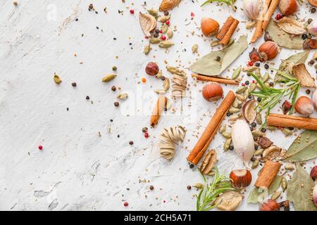 Verschiedene aromatische Gewürze und Kräuter auf weißem Hintergrund Stockfoto