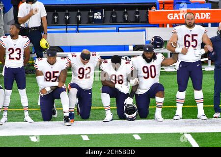 Detroit, USA. September 2020. DETROIT, MI - SEPTEMBER 13: Mitglieder der Chicago Bears knien während der Nationalhymne vor dem NFL-Spiel zwischen Chicago Bears und Detroit Lions am 13. September 2020 im Ford Field in Detroit, MI (Foto von Allan Dranberg/Cal Sport Media) Credit: CAL Sport Media/Alamy Live News Stockfoto